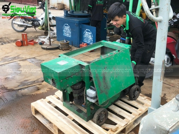 Kỹ thuật Siêu Việt sửa máy duỗi sắt tại xưởng