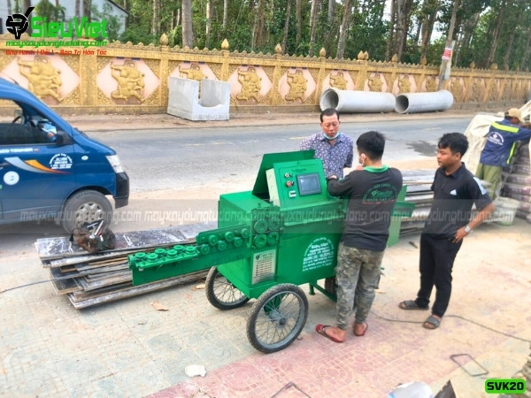 Kỹ thuật Siêu Việt bàn giao máy bẻ đai sắt SVK20 cho khách
