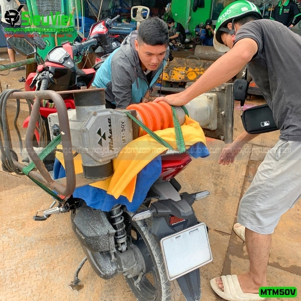 Khách hàng mua máy tại Siêu Việt và chở đi bằng xe máy