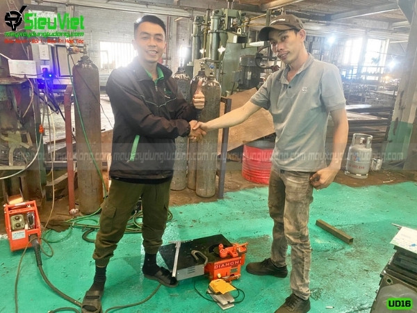 Kỹ thuật Siêu Việt bàn giao máy uốn sắt UD16 cũ cho khách