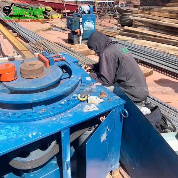 Kỹ thuật Siêu Việt sửa máy uốn sắt tại công trình