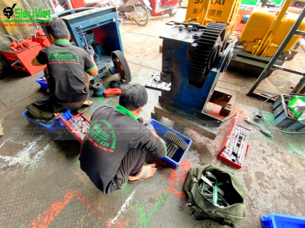 Hoạt động sửa máy cắt sắt tại xưởng Siêu Việt